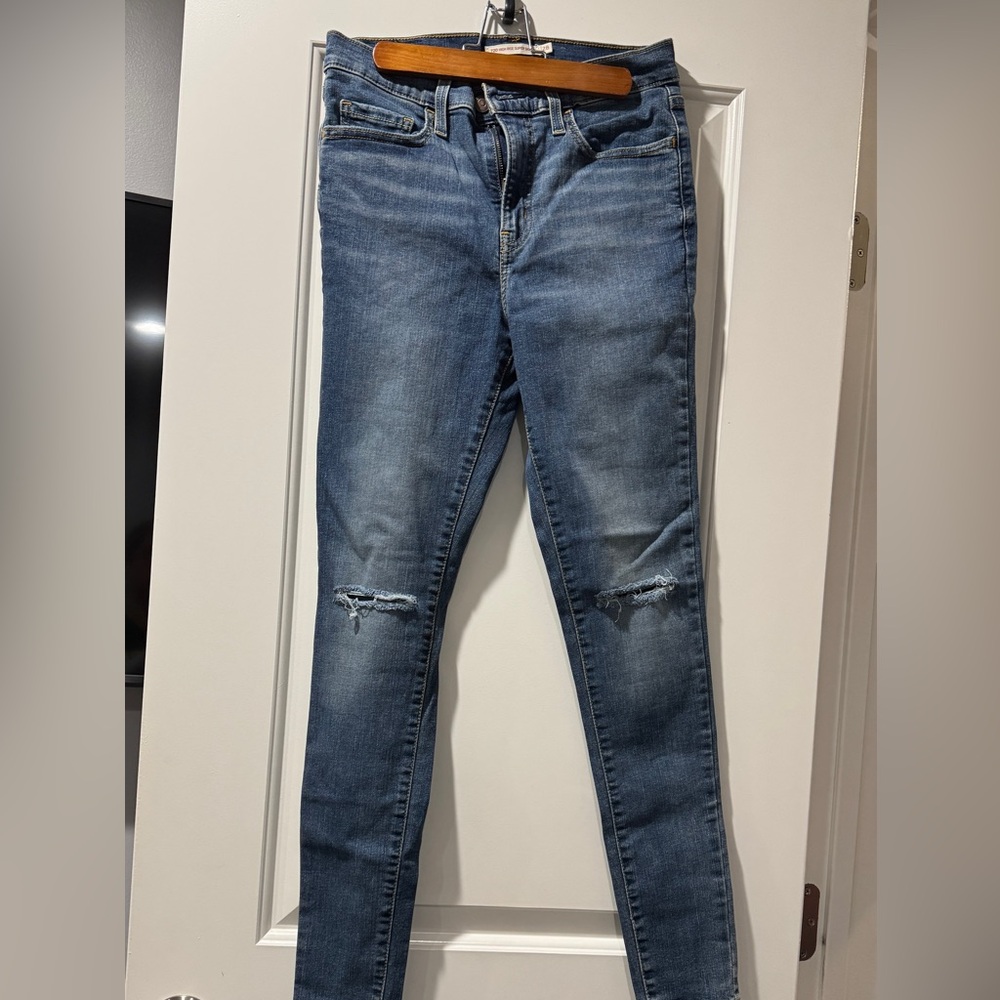 Levi jeans in size 28 high rise